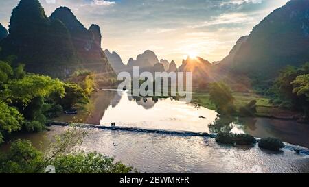 Luftaufnahme der Wolkenlandschaft über Dorf, Ackerland und Hügelwäldchen am Morgen Stockfoto