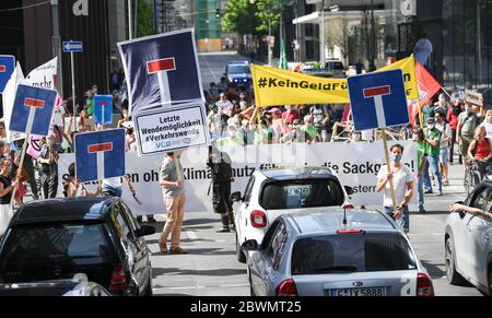 02. Juni 2020, Hessen, Frankfurt/Main: Mit Bannern in den Händen, unter anderem mit der Aufschrift "Letzte Wendemöglichkeit #Verkehrswende", blockieren Demonstranten den Stoßverkehr auf der Neuen Mainzer Straße im Frankfurter Bankenviertel. Mehrere Initiativen und Umweltgruppen haben sich gegen die Prämien für den Autokauf und für eine Verkehrswende auf die Straße gemacht. Foto: Arne Dedert/dpa Stockfoto