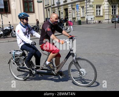 Krakau. Krakau. Polen. Zwei Männer fahren Tandem Fahrrad. Stockfoto