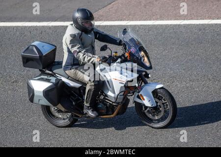 KTM Super Adventure Motorradfahrer; Zweiradtransport, Motorräder, Fahrzeug, Straßen, Motorräder, Motorradfahrer, die auf der Autobahn M6 Chorley fahren, Großbritannien Stockfoto