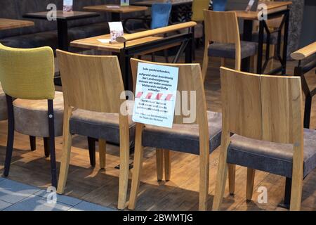 Ratzeburg, 20. März 2020: Stühle stehen als Barriere vor einem Café und eine deutsche Massage zeigt, dass es wegen der Verbreitung von CO geschlossen war Stockfoto