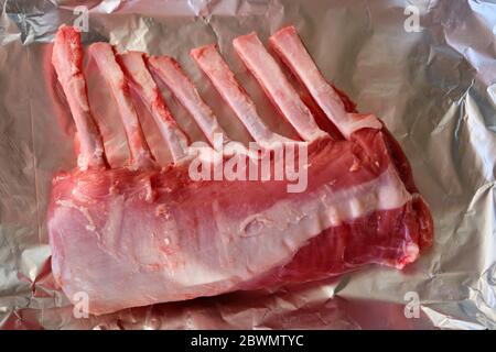 Ungekochte Lammkarree auf Kochfolie Stockfoto