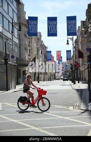 London, Großbritannien - 2. Juni 2020: Ein Radfahrer fährt auf der Oxford Strete, wo trotz der Lockerung der Lockdown in England, Oxford Street hatte nur wenig Fuß mit den meisten Geschäften geschlossen blieb, aber für Lebensmittel-Outlets. Einige nicht-wesentliche Geschäfte, Autohäuser und Outdoor-Märkte in Großbritannien konnten am 1. Juni aus ihrer COVID-19-Stilllegung wieder eröffnet werden, um die Lockdown-Maßnahmen des Coronavirus zu erleichtern. Foto: David Mbiyu/ Alamy News Live Stockfoto