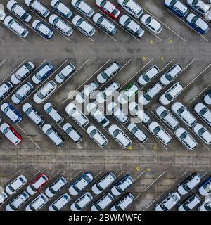 Neues Auto aufgereiht Luftaufnahme. Hafen von Import und Export Business Logistik zum Autohaus zum Verkauf. PKW- und PKW-Parkplatz für den Pendler Stockfoto