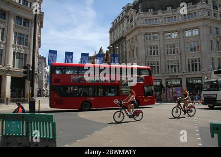 London, Großbritannien - 2. Juni 2020: Trotz der Lockerung der Lockerung der Blockierung in England, Oxford Street hatte nur einen minimalen Fußabfall mit den meisten Geschäften blieb geschlossen, aber für Lebensmittel-Outlets. Einige nicht-wesentliche Geschäfte, Autohäuser und Outdoor-Märkte in Großbritannien konnten am 1. Juni aus ihrer COVID-19-Stilllegung wieder eröffnet werden, um die Lockdown-Maßnahmen des Coronavirus zu erleichtern. Foto: David Mbiyu/ Alamy News Live Stockfoto