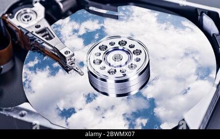 Ein wolkig Himmel spiegelt sich auf der Magnetscheibe einer Festplatte wider Stockfoto