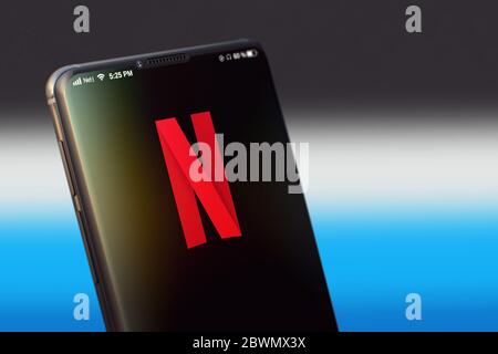 KIEW, UKRAINE-JUNI, 2020: Netflix Mobile Anwendung auf dem Handy-Bildschirm. Closeup Studio Shot von Smartphone mit Netflix Anwendung. Stockfoto