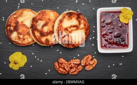 Quark Pfannkuchen und Erdbeersoße. Gesunde Ernährung Stockfoto