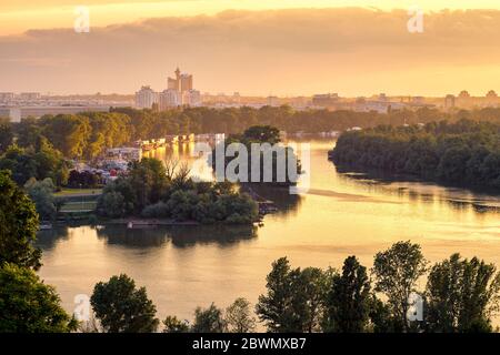 Belgrad / Serbien - 30. Mai 2020: Belgrader Stadtbild und Zusammenfluss von Donau und Save bei Sonnenuntergang in der goldenen Stunde, Blick von der Belgrader Festung Kalem Stockfoto