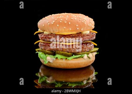 Frische Leckere Doppelten Cheeseburger Mit Rindfleisch Cheddar Und Salat Und Pommes Frites Auf Einer Weissen Platte Holzernen Tisch Stockfotografie Alamy