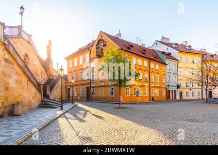 Na Kampe - kleiner Platz unter der Karlsbrücke an sonnigen Tagen. Kampa Insel, Prag, Tschechische Republik. Stockfoto