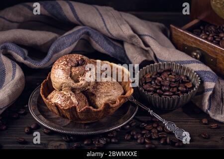 Kaffee Eis in der Waffelschüssel Stockfoto