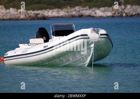 Luxus-Schnellboot am blauen Meer am Tag geparkt Stockfoto