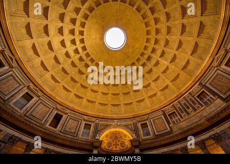 Pantheon Dome: EIN Weitwinkel-Innenansicht des Pantheon-Doms aus dem 1. Jahrhundert, der abends beleuchtet wird. Rom, Italien. Stockfoto