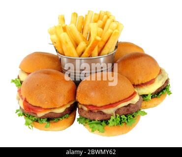 Eine Gruppe von Cheeseburger Sliders in Brioche-Brötchen und Pommes Frites auf weißem Hintergrund Stockfoto