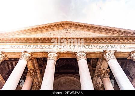 Römisches Pantheon - detaillierte Ansicht des Eingangs von unten mit Säulen und Tympanon. Rom, Italien. Stockfoto