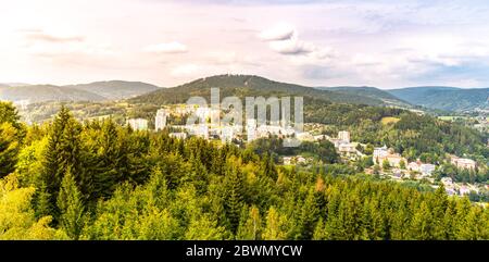 Tanvald - kleine Bergstadt im Isergebirge, Tschechische Republik. Stockfoto