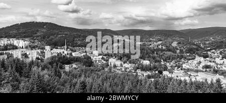 Tanvald - kleine Bergstadt im Isergebirge, Tschechische Republik. Schwarzweiß-Bild. Stockfoto