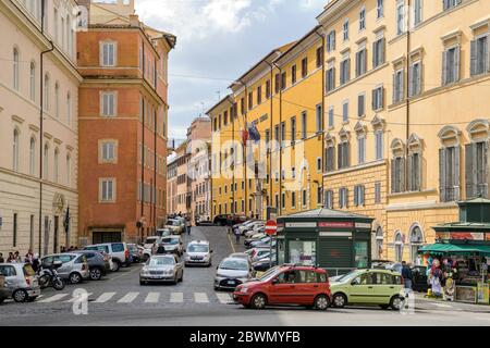 Rom-Straße - Blick auf eine bunte und schmale Straße, Via dell'Olmata, an der Seite der Piazza di Santa Maria Maggiore, im Herzen von Rom, Italien. Stockfoto