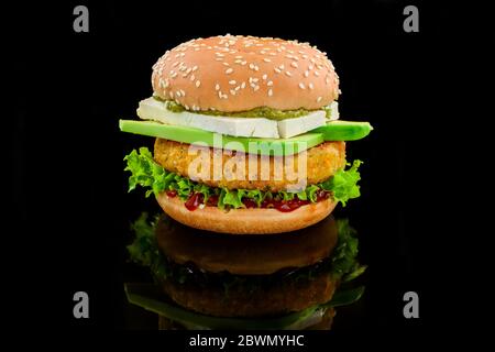 Vegetarischer Burger mit Bohnen, Avocado und Tofu-Käse. Stockfoto