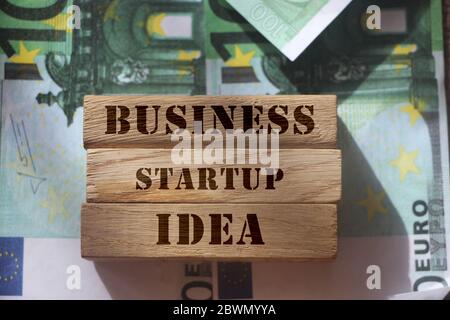 Holzblöcke mit den Worten Business Startup Idee. Das Konzept der Beschaffung von Mitteln für Start-up,Crowdfunding. In die Zukunft investieren Stockfoto