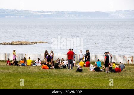 Gruppen von Menschen am Strand von Crawfordsburn in der Grafschaft Down. Stockfoto