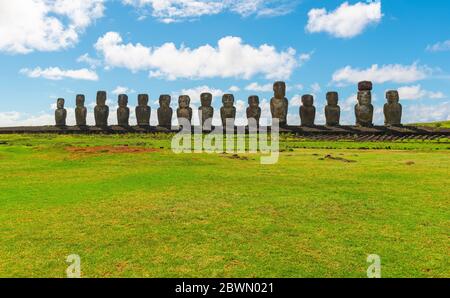 AHU Tongariki und seine 15 Moai tagsüber, Rapa Nui (Osterinsel), Chile. Stockfoto