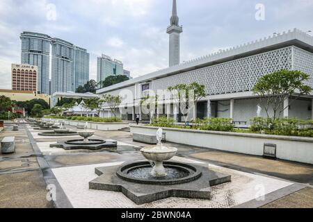 KUALA LUMPUR, MALAYSIA - 28. NOVEMBER 2019: Nationale Moschee Masjid Negara in Kuala Lumpur, Malaysia am Sommertag Stockfoto