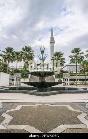 National Mosque Masjid Negara in Kuala Lumpur, Malaysia am Sommertag Stockfoto