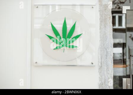Café-Schild mit Marihuana-Blatt an der Gebäudewand Stockfoto