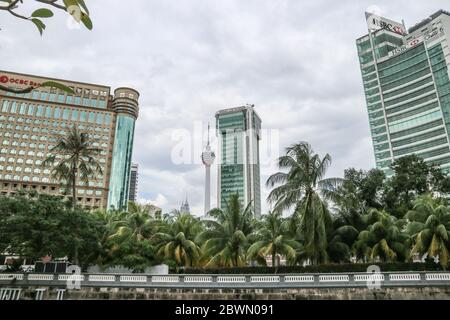 KUALA LUMPUR, MALAYSIA - 28. NOVEMBER 2019: Fernsehturm in Kuala Lumpur, Malaysia. Der zweithöchste Turm des Landes mit seiner Höhe von 421 Stockfoto
