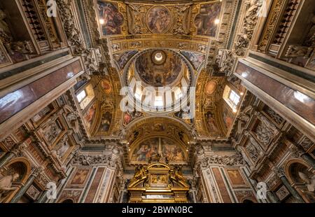 Borghese-Kapelle: EINE aus einem tiefen Winkel und Weitwinkel gegosselte Innenansicht der berühmten Borghese-Kapelle in der Basilika Santa Maria Maggiore. Rom, Italien. Stockfoto