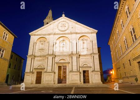 Die mittelalterliche Kathedrale von Duomo di Pienza Santa Maria Assunta am späten Abend. Pienza, Italien Stockfoto