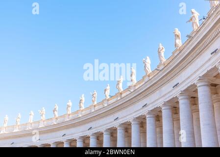 Dorische Kolonnade mit Heiligenstatuen auf der Spitze. Petersplatz, Vatikanstadt. Stockfoto