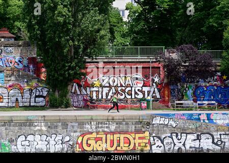 Wien, Österreich. Freizeitsport auf dem Donaukanal Stockfoto