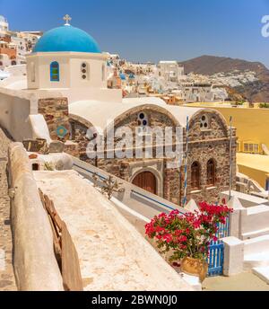 Eine wunderschöne blaue Kuppelkirche in Oia auf der Caldera-Insel Santorini in der Ägäis, Griechenland Stockfoto