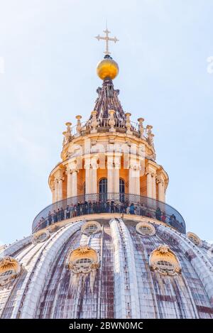 Detailansicht des Kuppelgipfels der päpstlichen Basilika St. Peter im Vatikan, Rom, Italien. Stockfoto