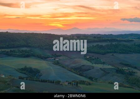 TOSKANA, ITALIEN - 22. SEPTEMBER 2017: Sonnenuntergang im September in der Nähe von Montepulciano Stockfoto