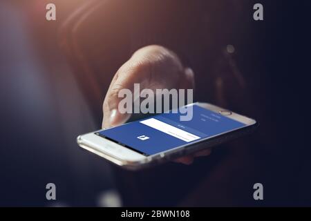 Menschen Login Facebook App mit Smartphone, Facebook ist beliebteste Social-Network-Anwendung von Mark Zuckerberg. 04. April 2020. Bangkok, THAILAND. Stockfoto