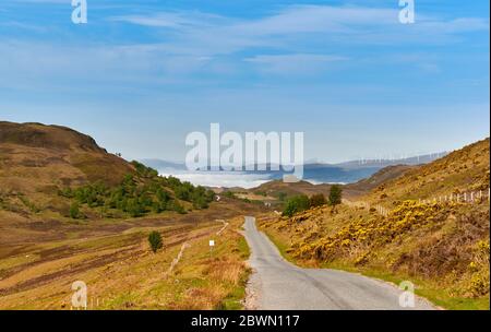 GENERAL WADES MILITÄRSTRASSE AUF DER SÜDSEITE VON LOCH NESS SCHOTTLAND VOM HÜGEL ÜBER LOCH TARFF MIT BLICK AUF DIE WOLKENINVERSION ÜBER LOCH NESS Stockfoto