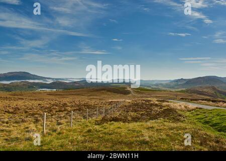 GENERAL WADES MILITÄRSTRASSE AUF DER SÜDSEITE VON LOCH NESS SCHOTTLAND VOM HÜGEL ÜBER LOCH TARFF MIT BLICK IN RICHTUNG WHITEBRIDGE Stockfoto