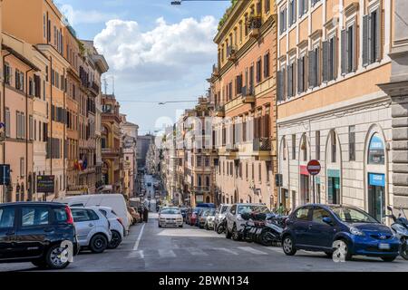 City Street - Blick auf eine belebte, steile und schmale Straße, Via di S. Maria Maggiore, in der Nähe der Basilika Santa Maria Maggiore, in Rom, Italien. Stockfoto