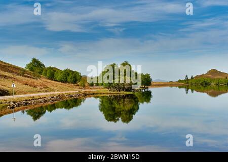 GENERAL WADES MILITÄRSTRASSE AUF DER SÜDSEITE VON LOCH NESS SCHOTTLAND LOCH FRÜHMORGENDLICHE REFLEXIONEN AM LOCH TARFF Stockfoto