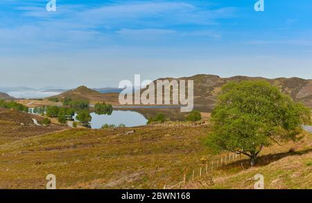 GENERAL WADES MILITÄRSTRASSE AUF DER SÜDSEITE VON LOCH NESS SCHOTTLAND LOCH TARFF UND WINDTURBINEN IN DER FERNE Stockfoto