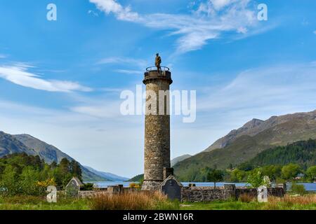 GLENFINNAN JACOBITE MONUMENT LOCHABER HIGHLANDS SCHOTTLAND DER TURM MIT EINMALIDEM HIGHLANDER Stockfoto