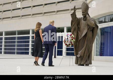 Washington, Usa. Juni 2020. Präsident Donald Trump und First Lady Melania Trump besuchen am Dienstag, den 2. Juni 2020 den Nationalschrein Saint John Paul II in Washington, DC. Foto von Chris Kleponis/UPI Quelle: UPI/Alamy Live News Stockfoto