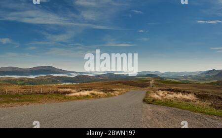 LOCH KNOCKIE SCHOTTLAND MIT WOLKENUMKEHR UND BLAUEM HIMMEL VON DER MILITÄRSTRASSE VON GENERAL WADE AUF DER SÜDSEITE VON LOCH NESS AUS GESEHEN Stockfoto