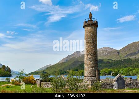 DAS GLENFINNAN JACOBITE MONUMENT LOCHABER HIGHLANDS SCHOTTLAND DER TURM MIT EINMALIDEM HIGHLANDER UND LOCH SHIEL Stockfoto