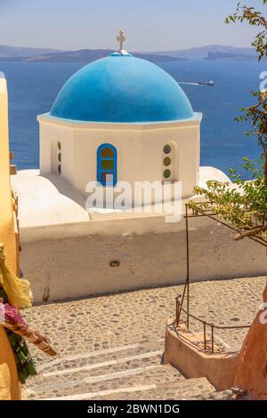 Eine wunderschöne blaue Kuppelkirche in Oia auf der Caldera-Insel Santorini in der Ägäis, Griechenland Stockfoto