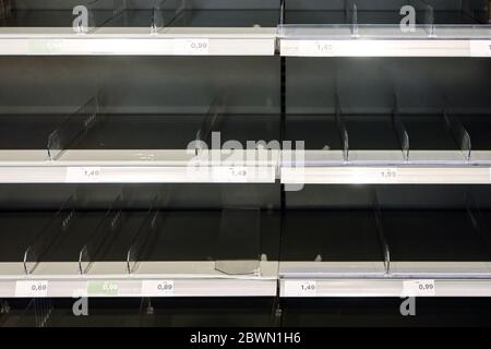 Leere Regale im Supermarkt nach Käufern Panik Kauf und Lagerung während Curonavirus-Krise, covid-19 Epidemie, ausgewählten Fokus Stockfoto